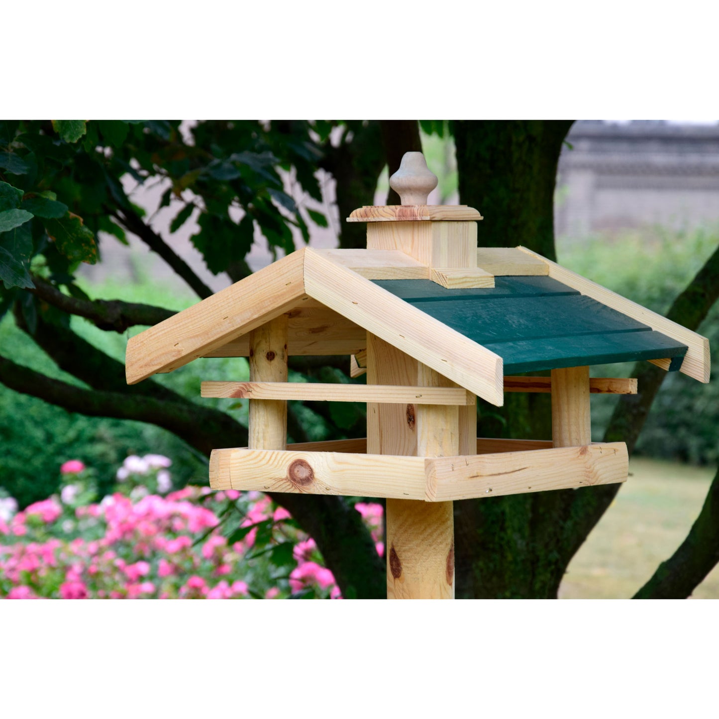 Rustikales Vogelhaus "Kulusuk" aus Kiefernholz, ausgestattet mit grünem Dach und geeignet für die Ständermontage im Garten.