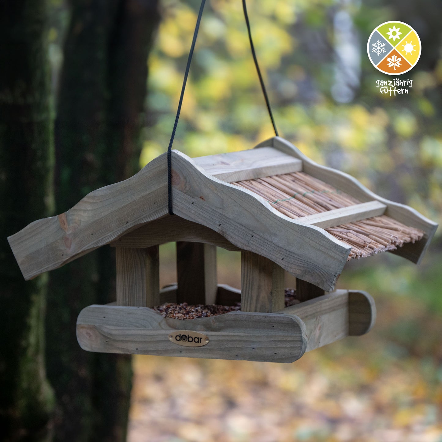 Vogelfutterstation 'Saksun' aus hochwertigem Kiefernholz, wetterfestes Design mit Schilfdach, umweltfreundlich und nachhaltig