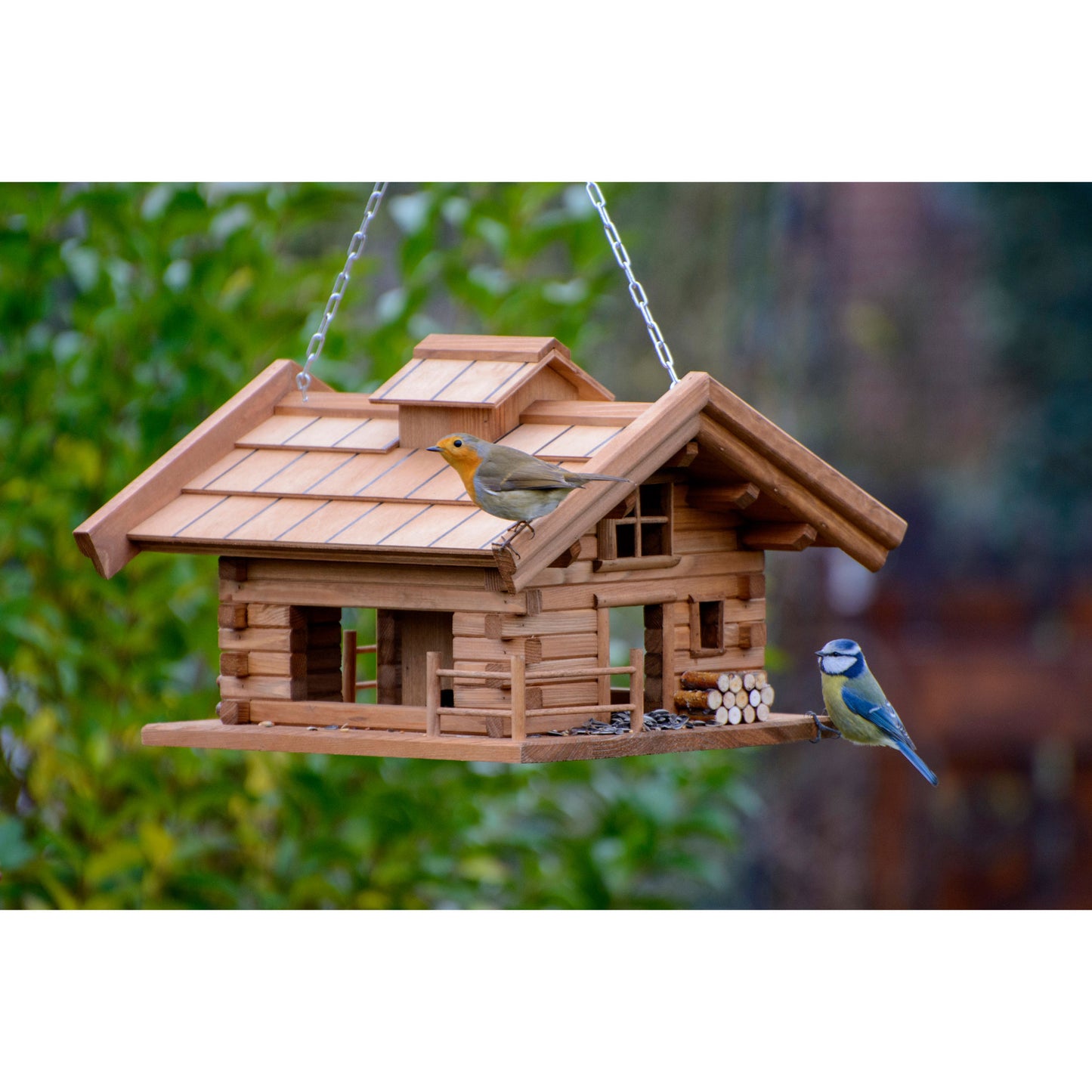 Hängendes Futterhaus mit hölzernem Futtersilo, schützt Futter vor Regen