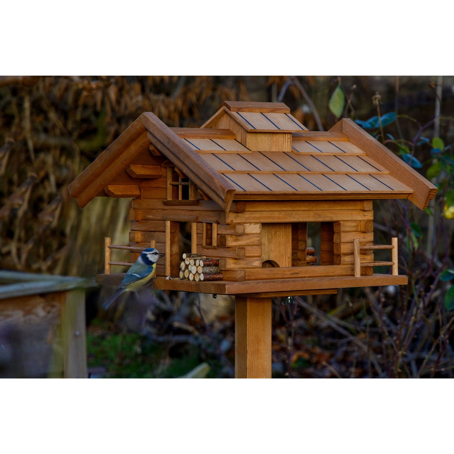 Großes Vogelhaus im rustikalen Stil, ideal für Garten und Terrasse, mit stabilem Vierbein-Ständer für sicheren Halt.
