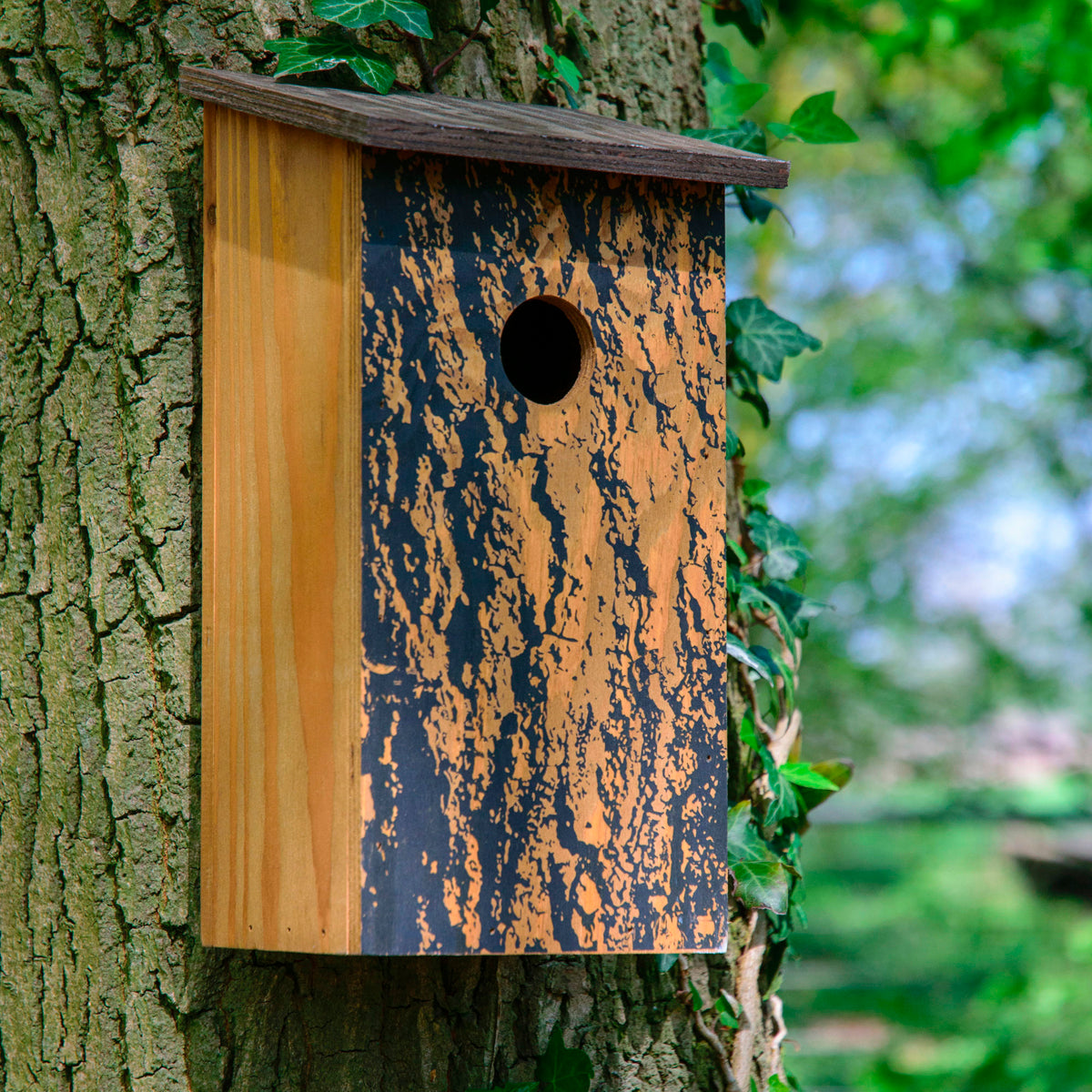 Art.11015e - Klassischer Nistkasten zum Aufhängen mit Baumrinde-Aufdruck "Quercus robur"