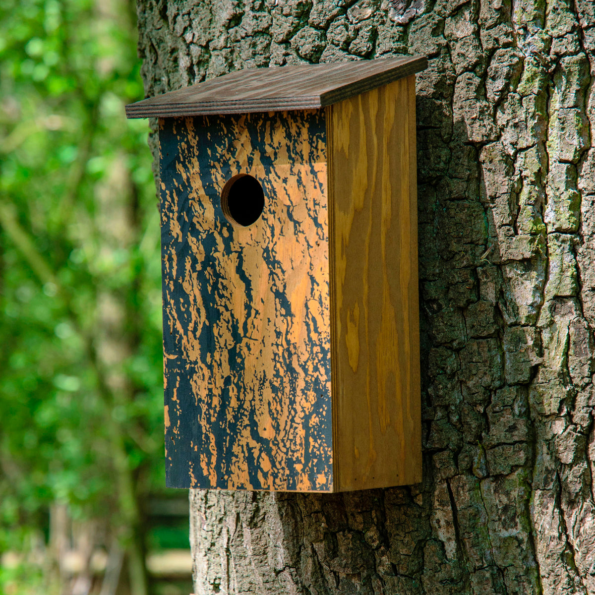 Art.11015e - Klassischer Nistkasten zum Aufhängen mit Baumrinde-Aufdruck "Quercus robur"