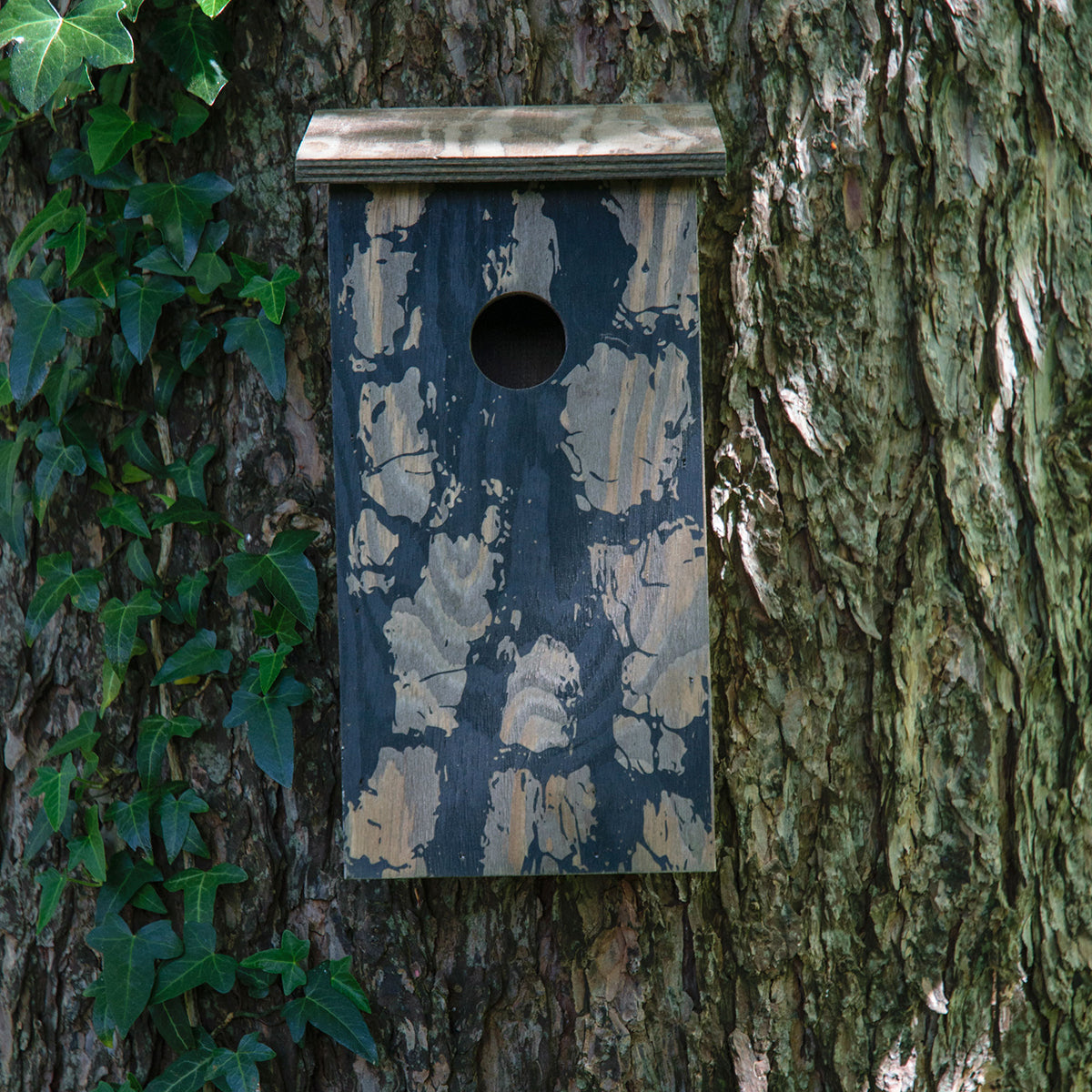 Art.11020e - Klassischer Nistkasten zum Aufhängen mit Baumrinde-Aufdruck "Pinus sylvestris" - Luxus-Vogelhaus.de