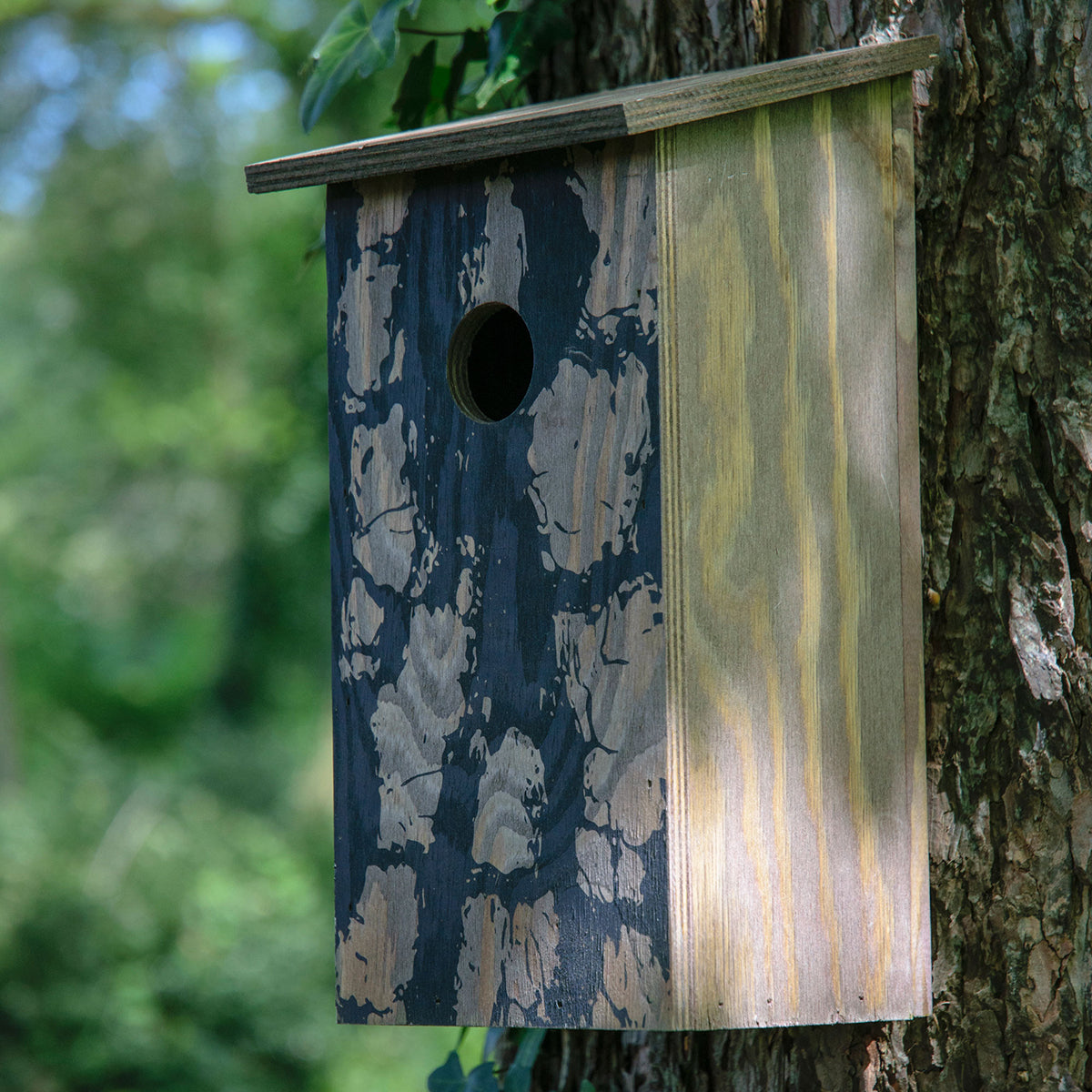 Art.11020e - Klassischer Nistkasten zum Aufhängen mit Baumrinde-Aufdruck "Pinus sylvestris" - Luxus-Vogelhaus.de