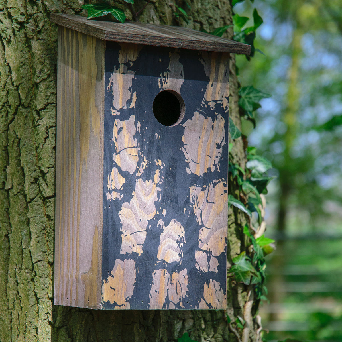 Art.11020e - Klassischer Nistkasten zum Aufhängen mit Baumrinde-Aufdruck "Pinus sylvestris" - Luxus-Vogelhaus.de