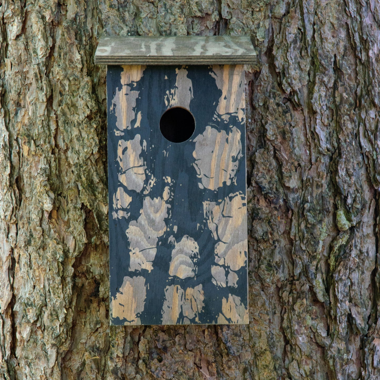 Art.11020e - Klassischer Nistkasten zum Aufhängen mit Baumrinde-Aufdruck "Pinus sylvestris"