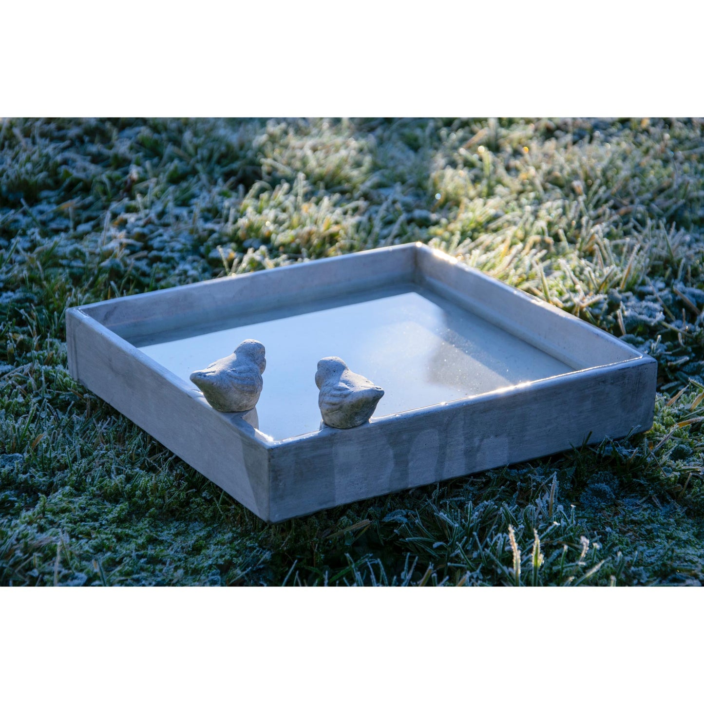 Viereckige Vogeltränke mit antikem Look – Perfekte Wasserschale für Wildvögel, ideal für Outdoor-Bereiche.