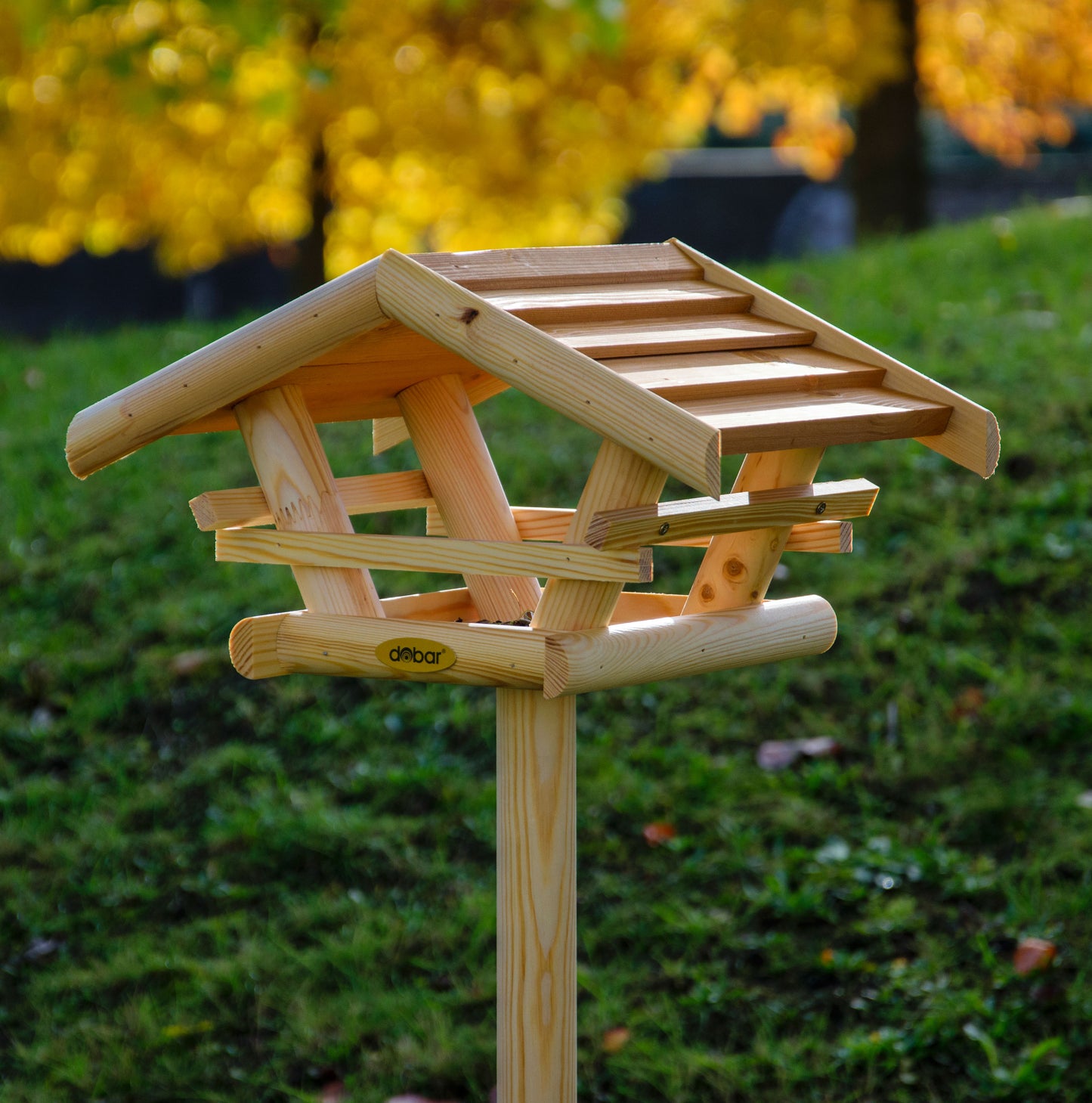 Wetterfest lasiertes Vogelhaus "Berni" aus FSC®-zertifiziertem Holz, ideal für Vogelfütterung auf Terrasse und im Garten.
