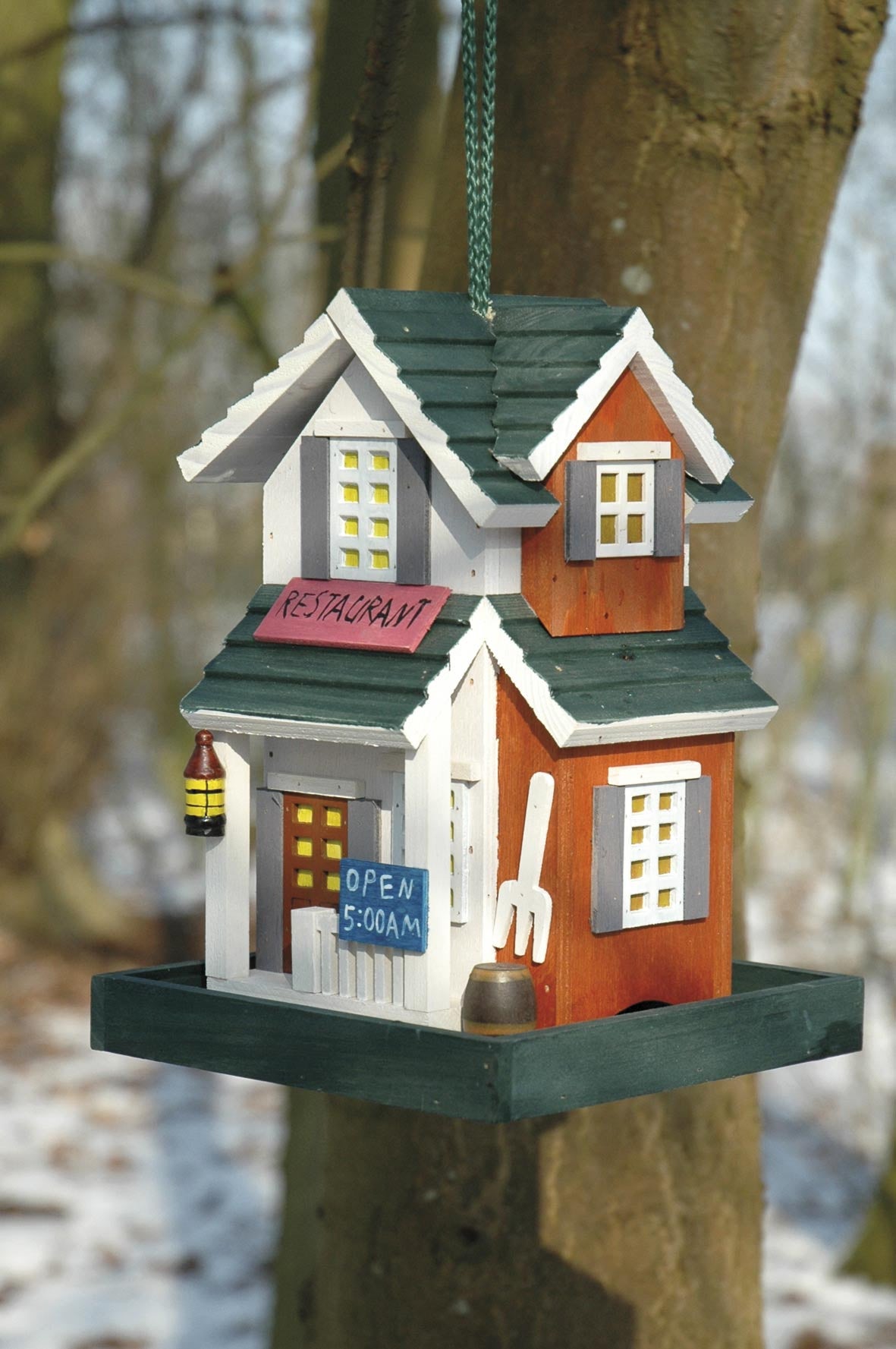Vogelhäuschen im US-Western-Stil, gefertigt aus FSC®-zertifiziertem Holz, wetterfest und robust.