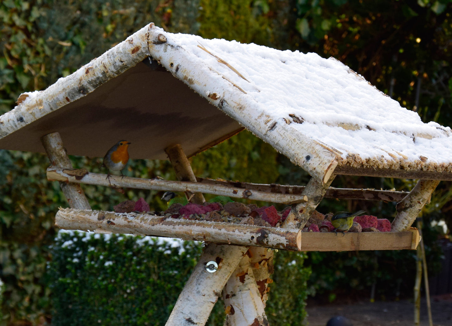 LUXUS-VOGELHAUS® Vogelhaus mit extra stabilem Ständer für sicheren Halt auch bei Wind und Wetter.