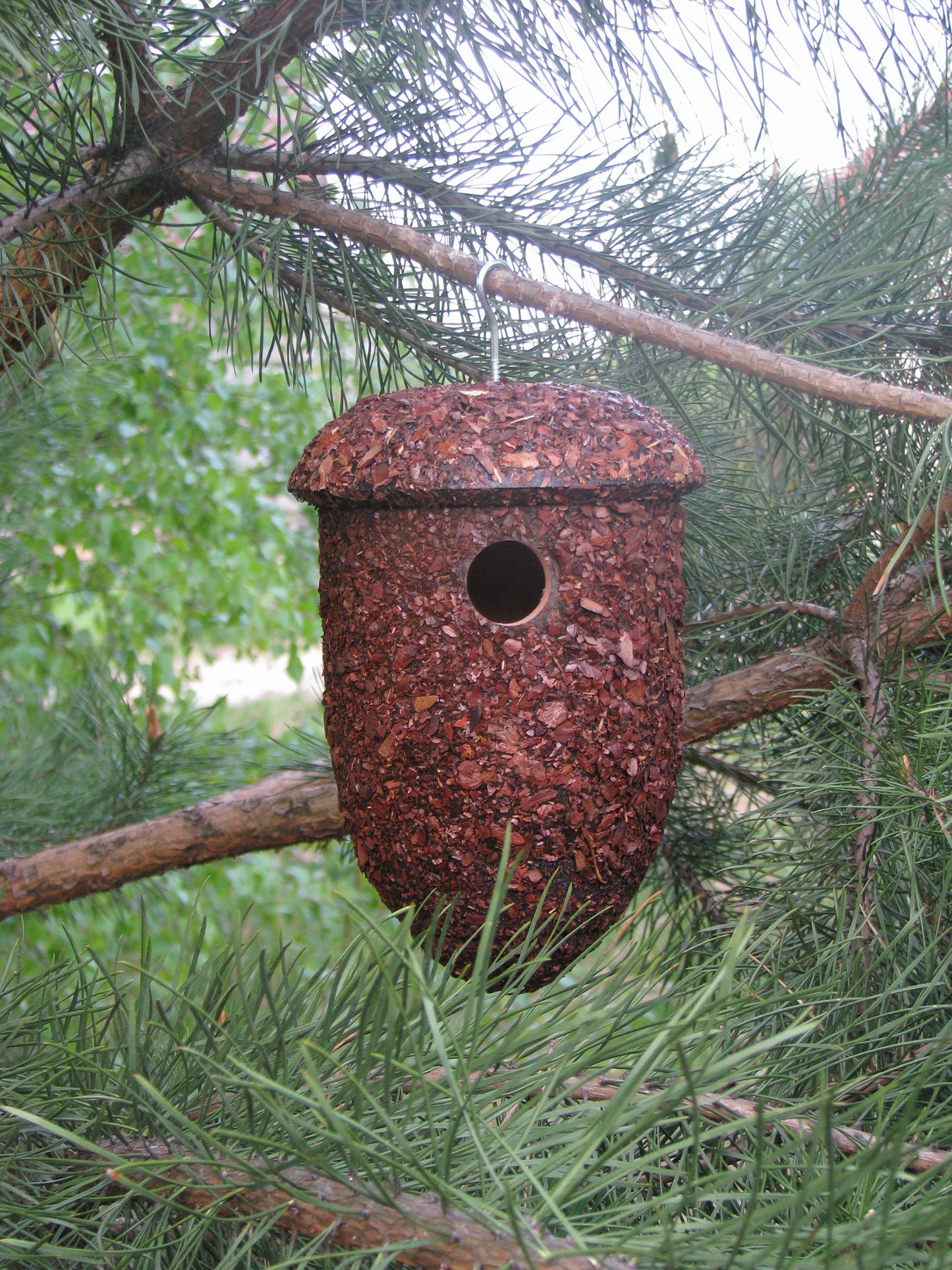 Art.37150FSC - FSC®Nistkasten in Zapfen-Form mit isolierender Rinde - Luxus-Vogelhaus.de