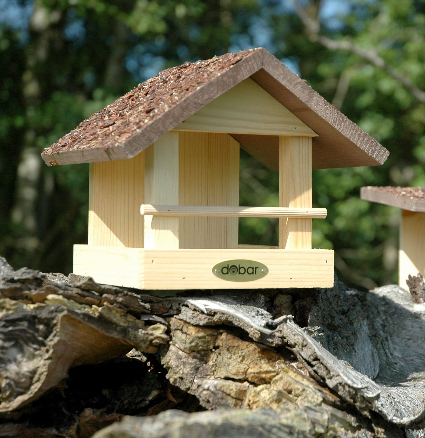 Art. 38120FSCe - FSC® Futterhaus klein aus Holz mit Rindendach - Luxus-Vogelhaus.de