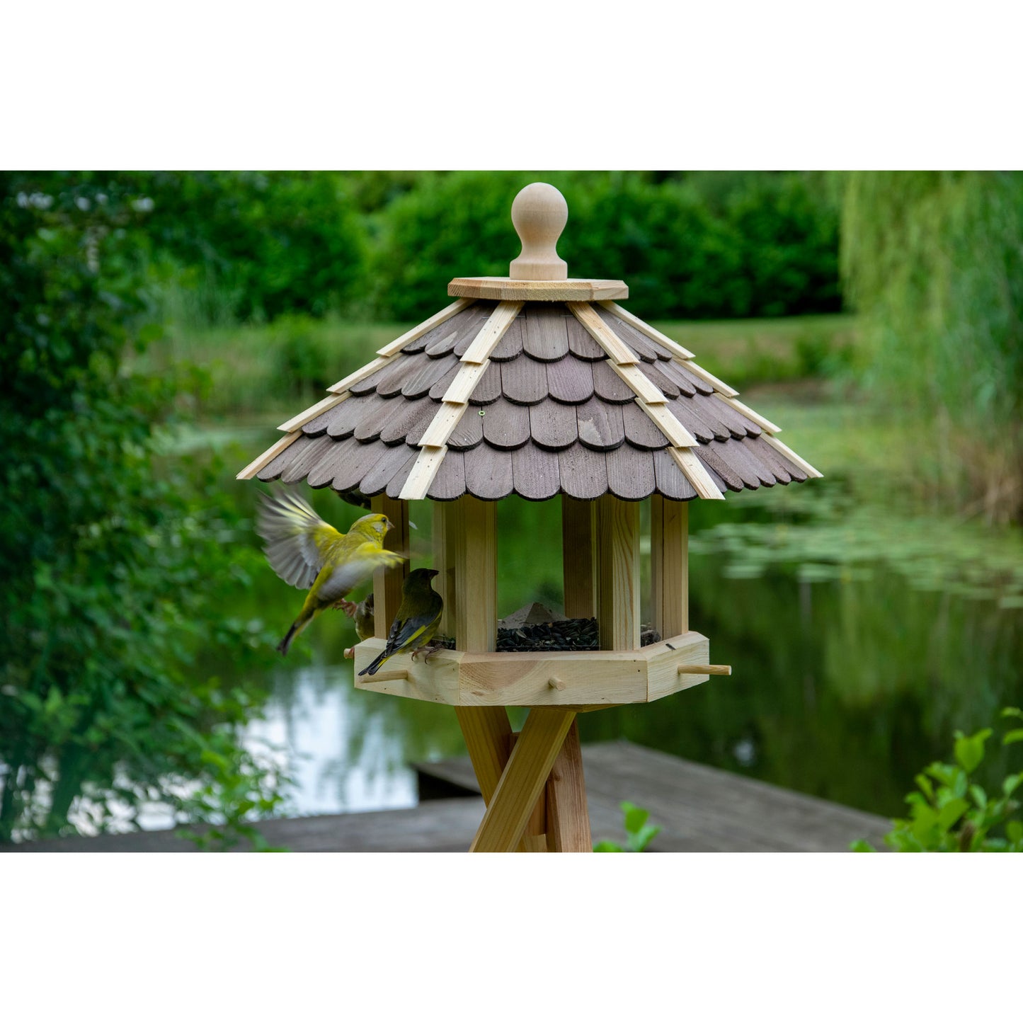 Traditionelles Vogelfutterhaus aus Kiefernholz mit braunem Dach – Wetterfest und UV-geschützt - Luxus-Vogelhaus.de
