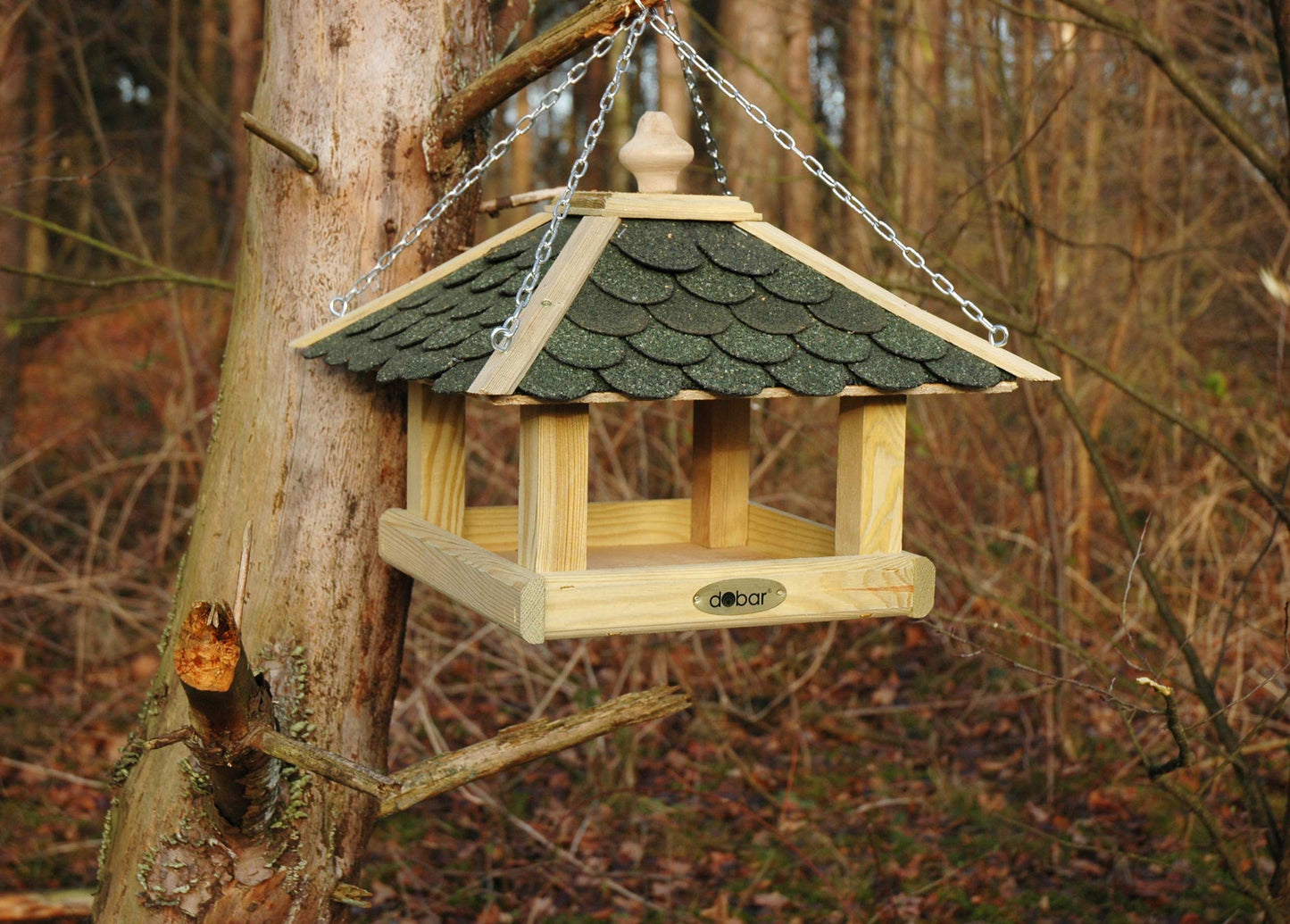 Klassisches Vogelfutterhaus aus imprägniertem Holz mit Metallkette zum Aufhängen an Bäumen und Wänden.