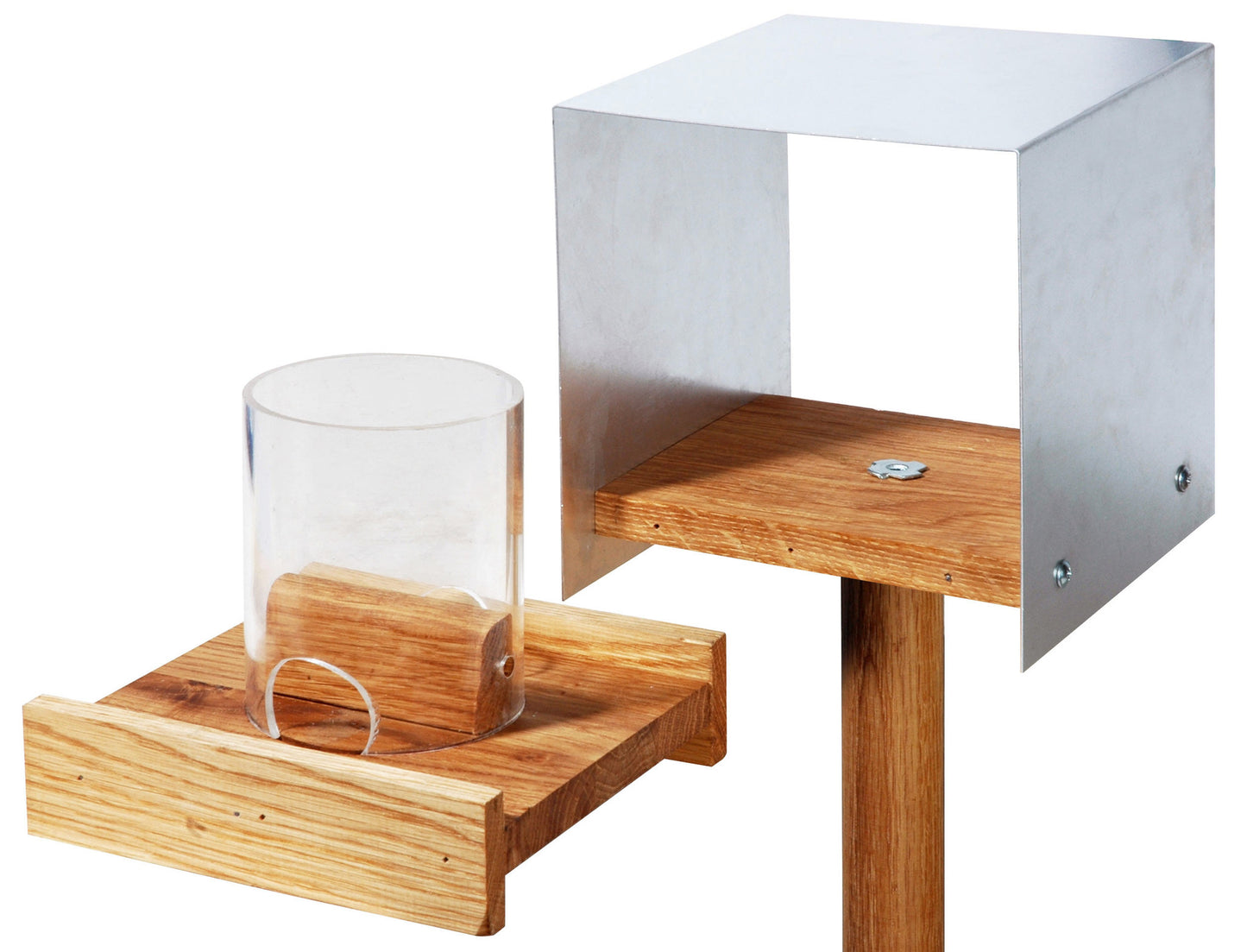 Detailansicht des minimalistischen Vogelfutterhauses im Bauhaus-Stil mit Acrylglassilo und herausziehbarem Futtertablett.