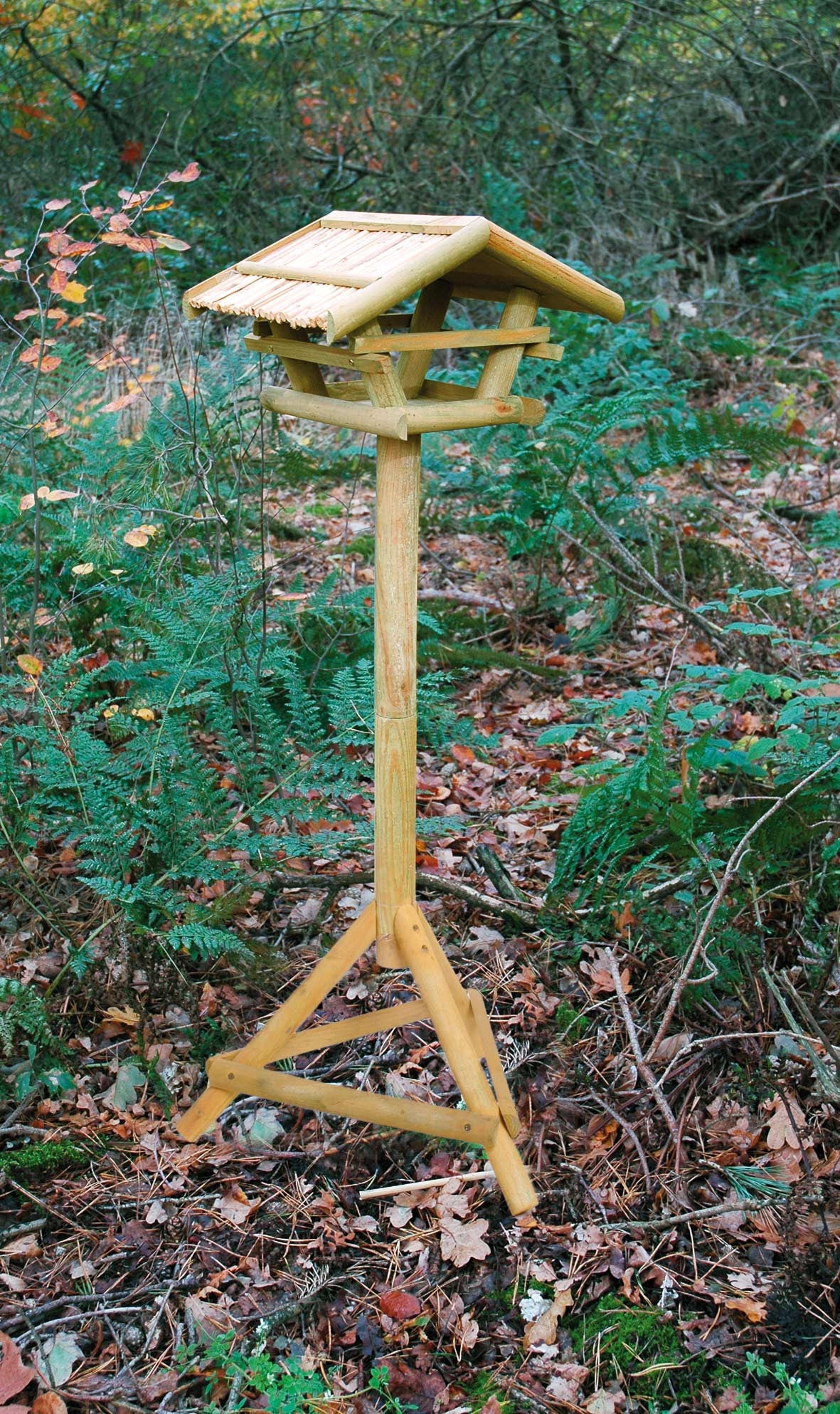 Detailansicht des Vogelfutterhauses mit großem Dachüberstand aus Schilf, idealer Schutz vor Regen und Schnee.