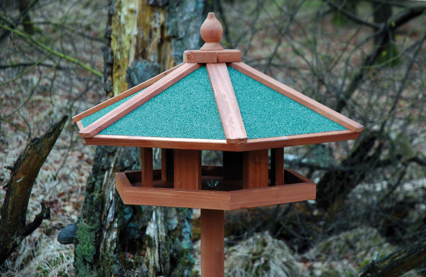 Detailansicht des Vogelhauses "Panorama" mit massivem Ständer und großem Dachüberstand.
