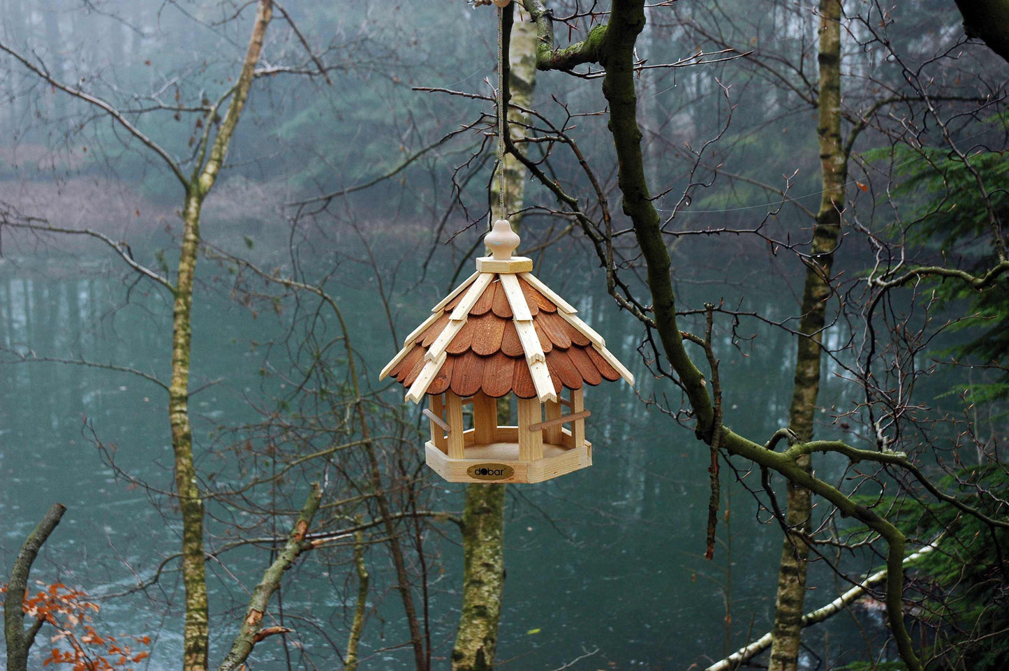 Art.90638e - Vogelfutterhaus mit braunen Holzschindeln und Kordel