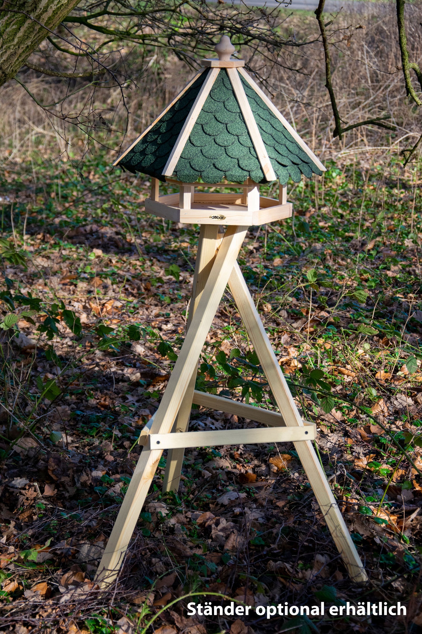 Traditionelles, großes Vogelhaus mit wasserdichtem, grünem Dach und großzügigem Platzangebot für Vogelfutter.