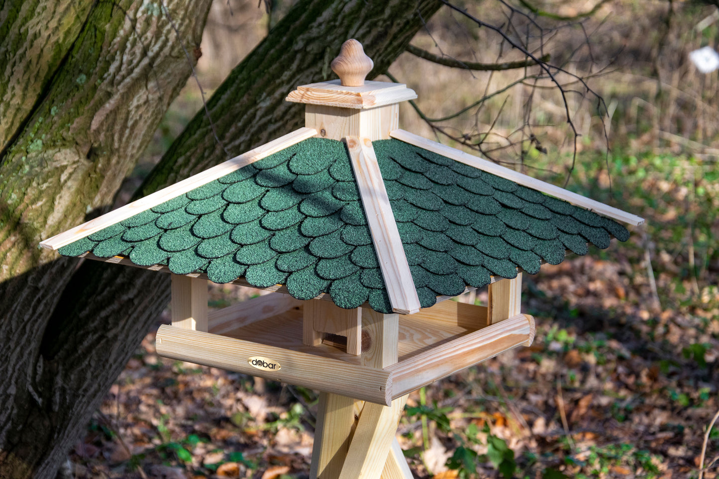 Großes, grünes Vogelfutterhaus aus Kiefernholz mit wetterfestem Bitumendach, perfekt für die Fütterung von Wildvögeln im Garten.