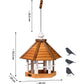 Hängendes Futterhaus mit robustem Design und herbstlichen Akzenten
