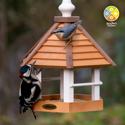 Stilvolles, wetterfestes Vogelhaus in warmen Herbstfarben für Garten und Balkon
