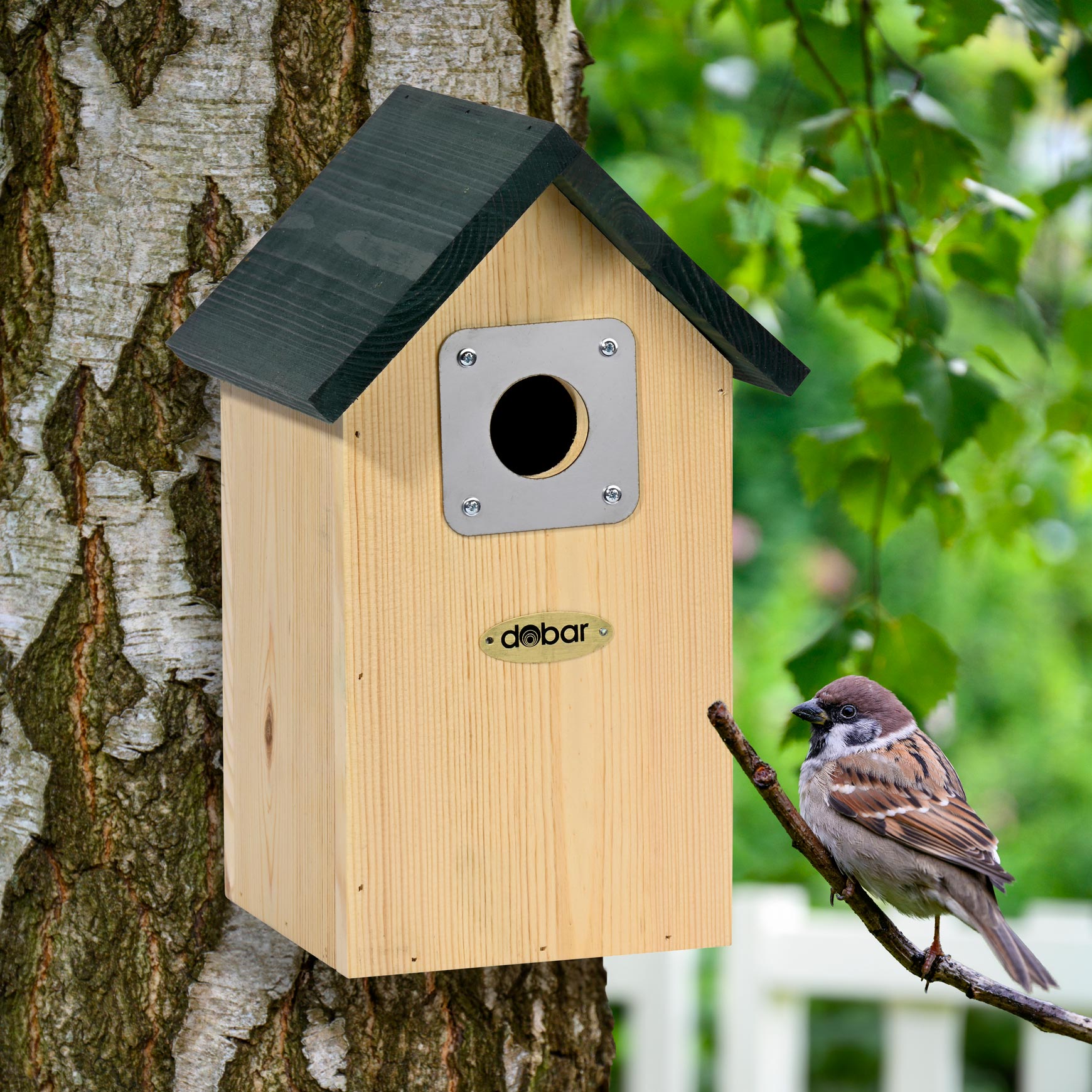 Robuster Nistkasten aus Kiefernholz, wetterfest und nachhaltig, entwickelt mit dem Vogelschutzbund.

