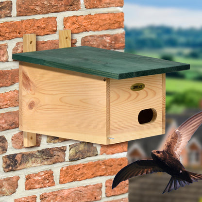 Nistkasten für Mauersegler, ideal für Hauswandmontage, mit wetterfester Bauweise und einfachem Zugang.
