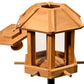 Elegantes Vogelhaus in Golden Oak mit wetterfester Futterpyramide für gleichmäßige Futterverteilung.
