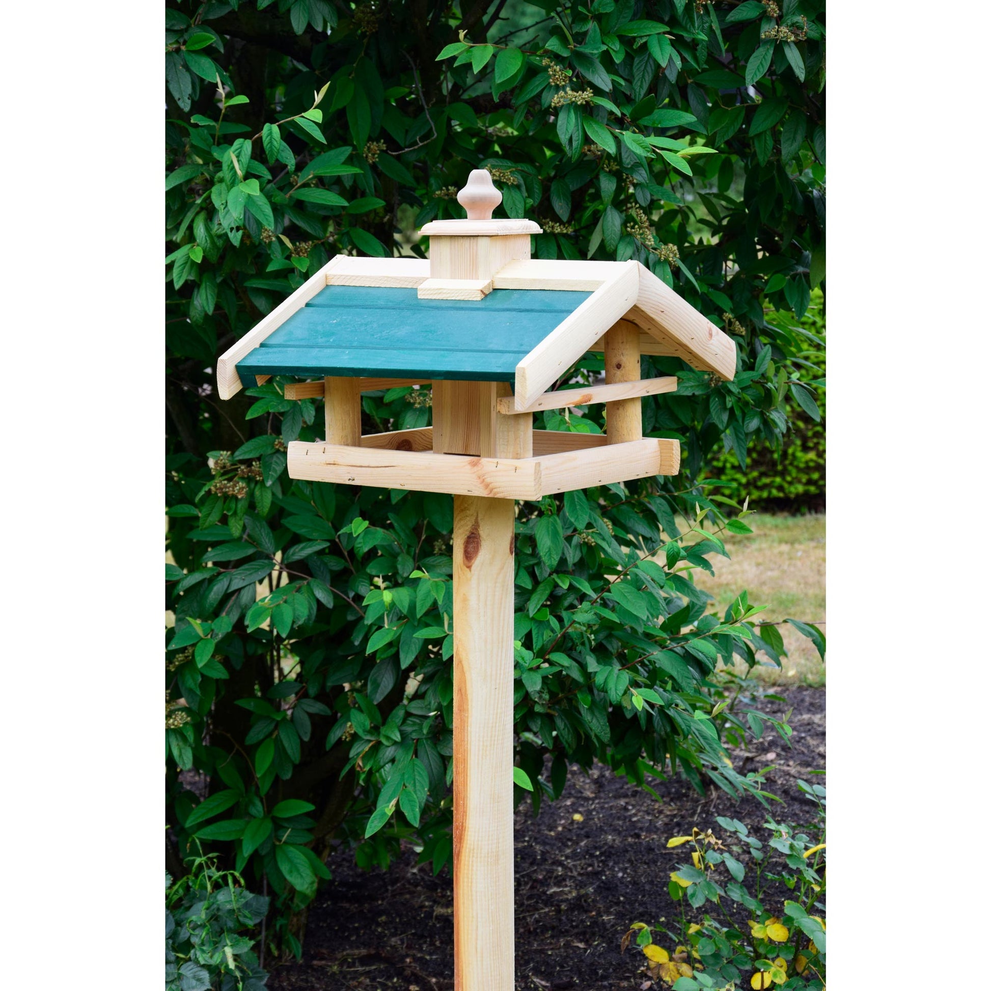Dobar® Green Label Vogelhaus "Kulusuk" mit wetterfestem Dach in Grün, gefertigt aus massivem Kiefernholz, perfekt für die Fütterung von Vögeln.
