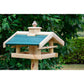 Vogelhaus "Kulusuk" aus Kiefernholz mit grünem Dach, ideal zur Ständermontage, bietet Wildvögeln einen geschützten Futterplatz.
