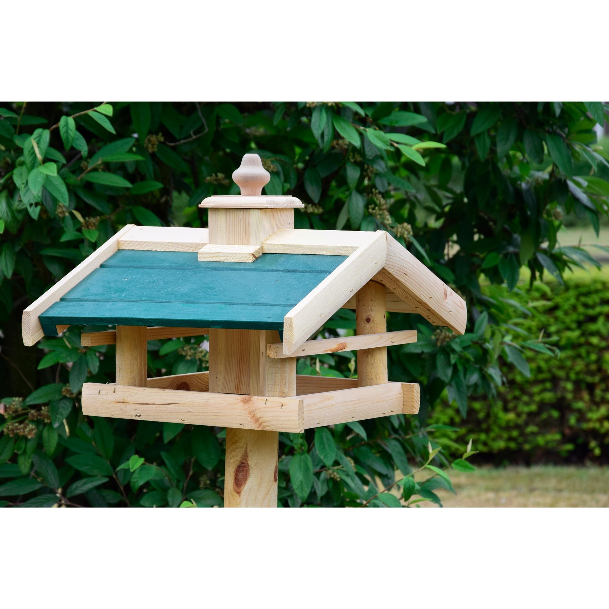 Vogelhaus "Kulusuk" aus Kiefernholz mit grünem Dach, ideal zur Ständermontage, bietet Wildvögeln einen geschützten Futterplatz.