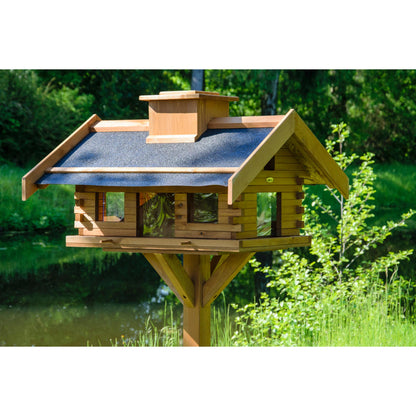 Vogelfutterhaus mit hölzernem Futtersilo, das Vogelfutter vor Regen und Verschmutzung schützt.
