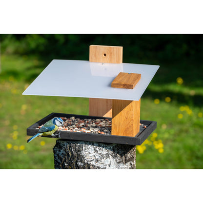 Moderne Futterstation aus FSC-zertifiziertem Holz, ideal zum Anbringen an Bäumen
