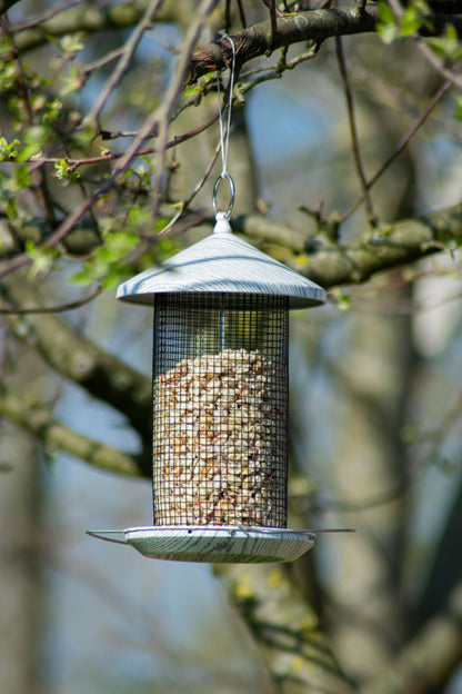 Hängende Futtersäule für Wildvögel aus tauchbeschichtetem Metall
