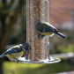 Metallene Futtersäule mit Anflugstangen und Futteröffnungen für Vögel
