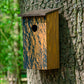 Art.11015e - Klassischer Nistkasten zum Aufhängen mit Baumrinde-Aufdruck "Quercus robur"