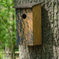 Art.11015e - Klassischer Nistkasten zum Aufhängen mit Baumrinde-Aufdruck "Quercus robur"