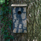 Art.11020e - Klassischer Nistkasten zum Aufhängen mit Baumrinde-Aufdruck "Pinus sylvestris" - Luxus-Vogelhaus.de