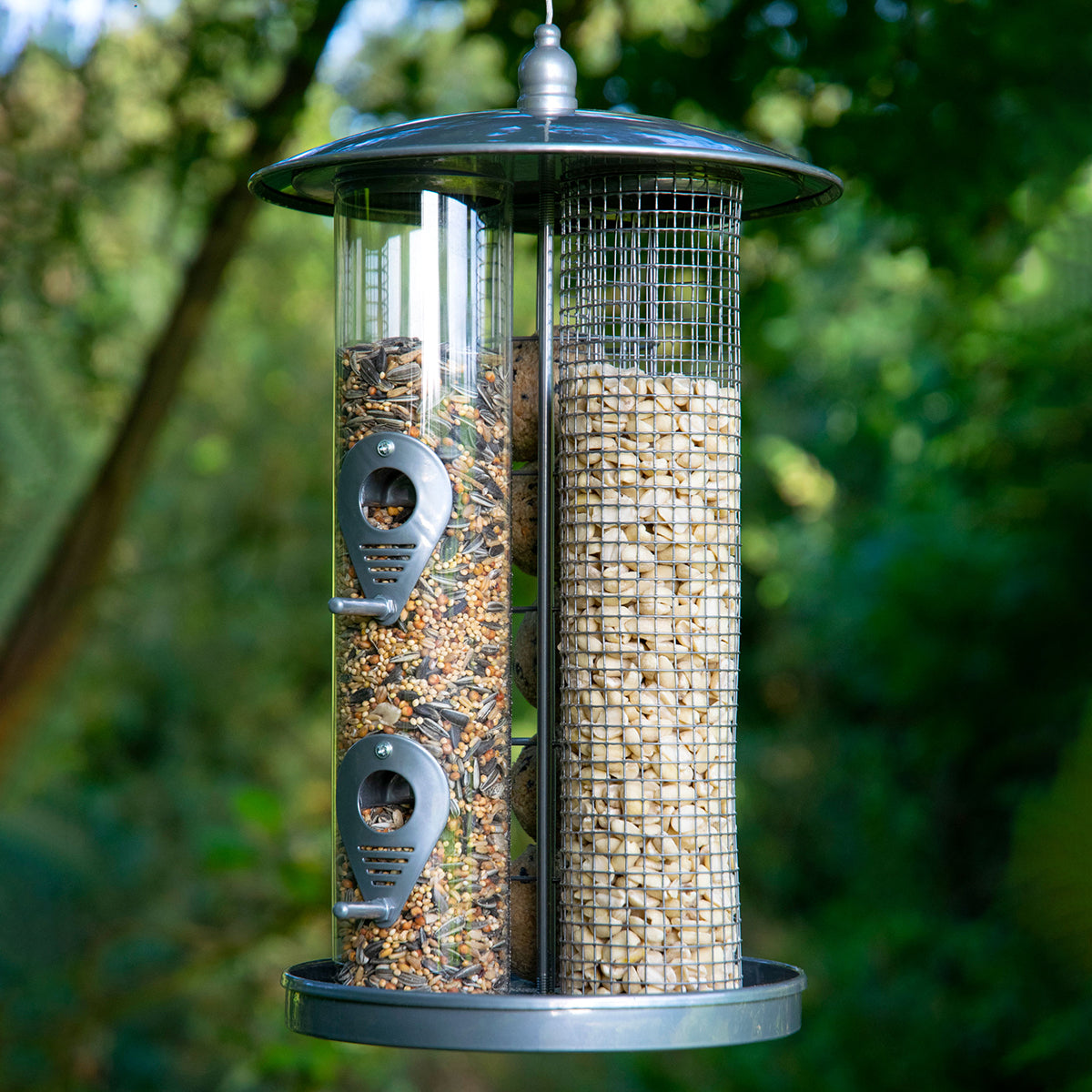 Hängende XXL-Futterstation mit Platz für viele Vögel und Vogelfutter
