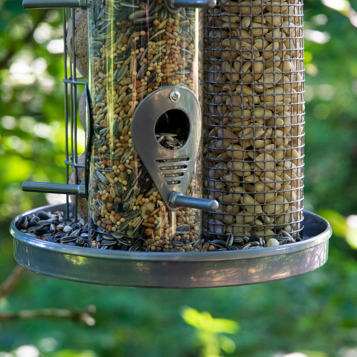Robuste Futtersäule mit großem Futtertablett und abnehmbarem Dach

