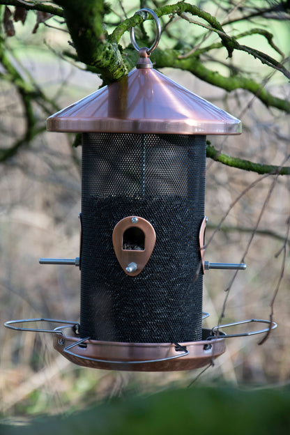 Hängende XXL-Futtersäule aus Metall mit Gitterröhre und Anflugbügeln
