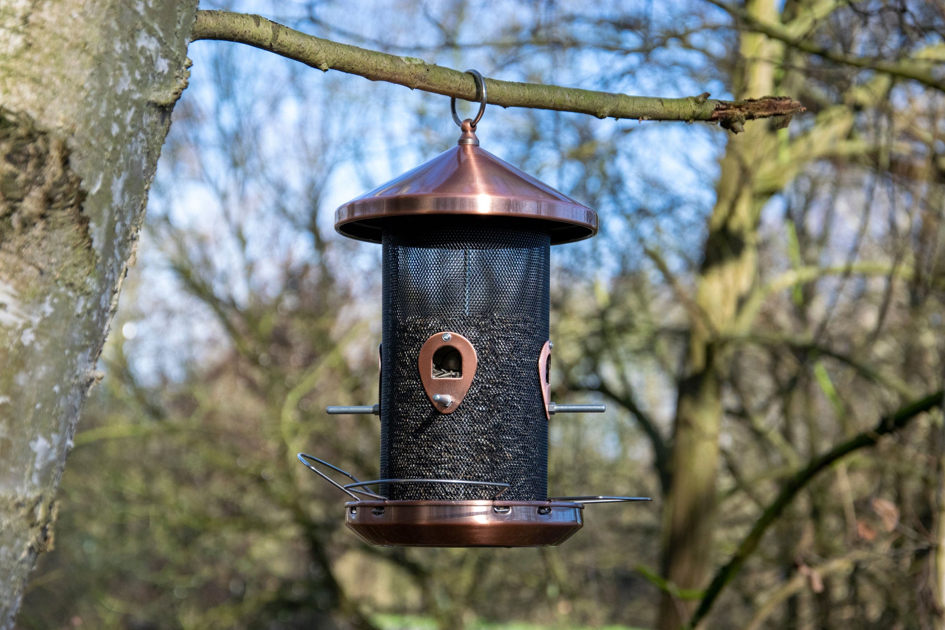 Langlebige Futtersäule mit abnehmbarem Deckel und großer Metallöse
