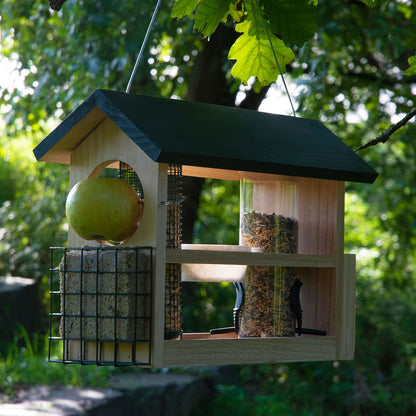 Futterstation „7-in-1“ mit sieben Futterplätzen und reißfester Aufhängeschlaufe.

