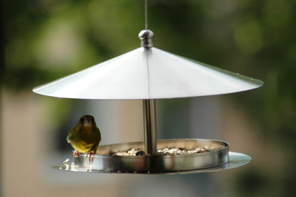 Wetterfestes Vogelhaus "Silberglanz" im modernen Design, ideal für Wildvögel.
