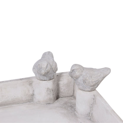 Vogeltränke aus Zement mit dekorativen Vögeln – Ideale Wasserstelle für Wildvögel im Garten.
