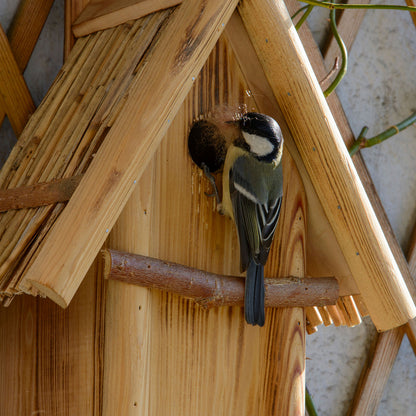 Art.13070e - Geflammter Nistkasten mit Schilfrohr-Spitzdach, Nisthöhle für Wildvögel, Kiefer - Luxus-Vogelhaus.de