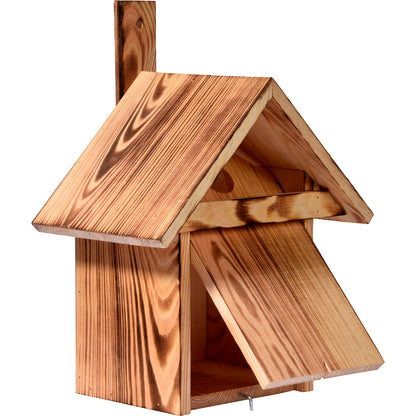 Detailansicht des wetterbeständigen Nistkastens mit rustikaler Holzmaserung und Anflugleiste für Wildvögel.