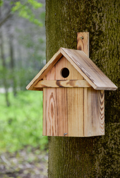 LUXUS-VOGELHAUS® Nisthilfe mit einfacher Reinigung dank der praktischen Öffnungsklappe an der Vorderseite.