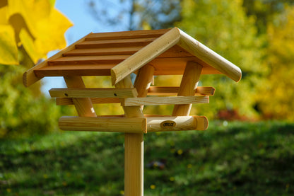 LUXUS-VOGELHAUS® Vogelfutterstation "Berni" aus wetterfestem FSC®-Kiefernholz mit Dachüberstand und stabilem Ständer.
